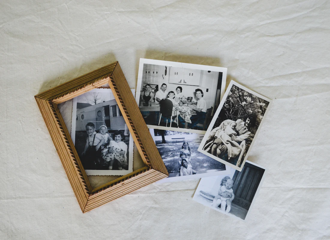 Oude zwart-witfoto's en een fotolijstje op tafel