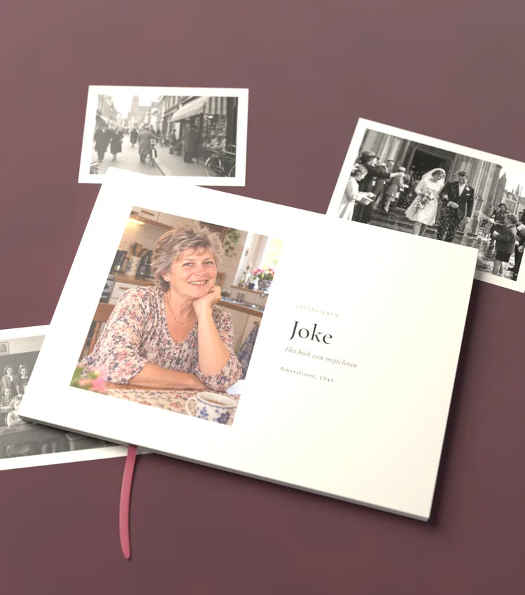 Het levensboek van Joke: een hardcover met haar portret op de omslag en een roze leeslint